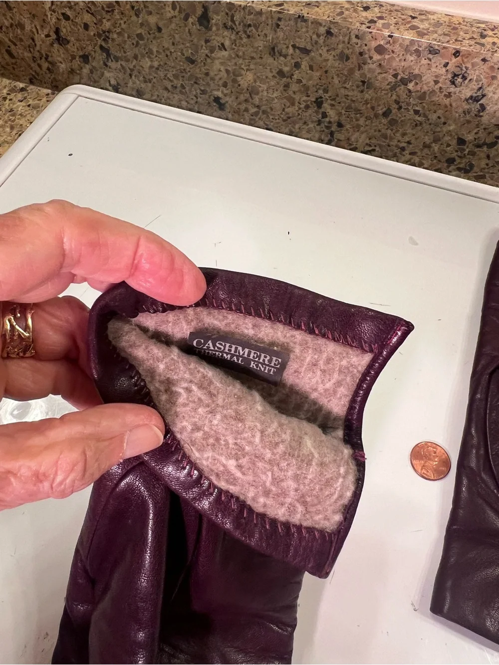 Women’s Size Medium Leather Gloves in burgundy with a cashmere lining